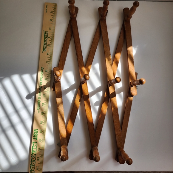 Vintage wooden accordion coat/hat/plants ect - Picture 4 of 14